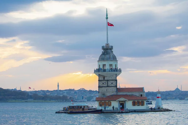 Günbatımı ve akşam parlamento saatleri Maiden 's Tower dünyanın en çok fotoğraflanan mimarisi unvanına sahip..