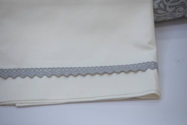 Beyaz arkaplan renkli yatak takımları