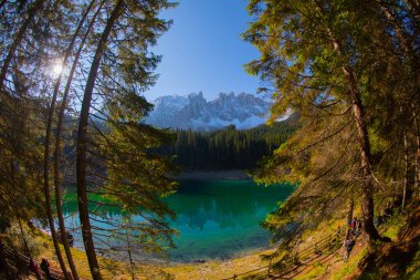 Carezza Gölü Lago di Carezza, Karersee Latemar Dağı, Bolzano ili, Güney Tyrol, İtalya. Arka planda Carezza Gölü veya Karersee ve Dolomites manzarası, Nova Levante, Bolzano, İtalya.