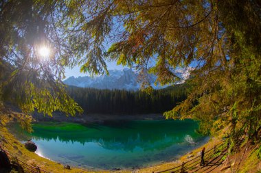 Carezza Gölü Lago di Carezza, Karersee Latemar Dağı, Bolzano ili, Güney Tyrol, İtalya. Arka planda Carezza Gölü veya Karersee ve Dolomites manzarası, Nova Levante, Bolzano, İtalya.