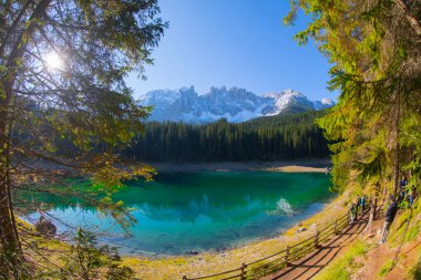 Carezza Gölü Lago di Carezza, Karersee Latemar Dağı, Bolzano ili, Güney Tyrol, İtalya. Arka planda Carezza Gölü veya Karersee ve Dolomites manzarası, Nova Levante, Bolzano, İtalya.