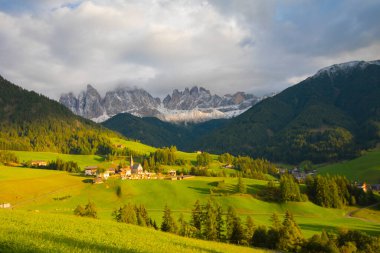 Santa Maddalena Kilisesi, Kirche St. Magdalena, Val di Funes Vadisi, Dolomiti Dağı, Santa Magdalena Alta, Güney Tyrol, İtalya