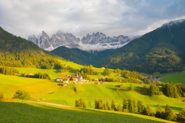 Santa Maddalena Kilisesi, Kirche St. Magdalena, Val di Funes Vadisi, Dolomiti Dağı, Santa Magdalena Alta, Güney Tyrol, İtalya