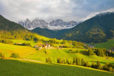 Santa Maddalena Kilisesi, Kirche St. Magdalena, Val di Funes Vadisi, Dolomiti Dağı, Santa Magdalena Alta, Güney Tyrol, İtalya