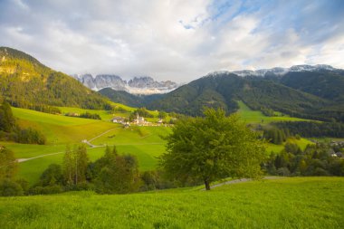 Santa Maddalena Kilisesi, Kirche St. Magdalena, Val di Funes Vadisi, Dolomiti Dağı, Santa Magdalena Alta, Güney Tyrol, İtalya