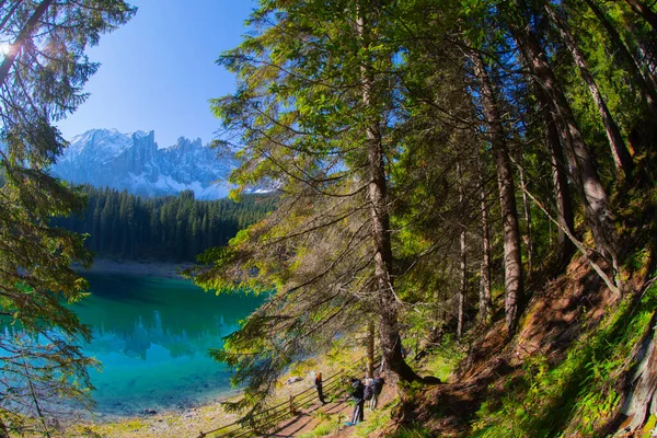 卡里萨湖拉戈迪卡里萨湖 意大利南部蒂罗尔 博尔扎诺省 卡里萨湖和拉特马山 意大利博尔萨诺Nova Levante的Carezza湖或Karersee湖景观和背景的Dolomites景观 — 图库照片