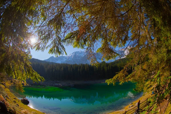 卡里萨湖拉戈迪卡里萨湖 意大利南部蒂罗尔 博尔扎诺省 卡里萨湖和拉特马山 意大利博尔萨诺Nova Levante的Carezza湖或Karersee湖景观和背景的Dolomites景观 — 图库照片