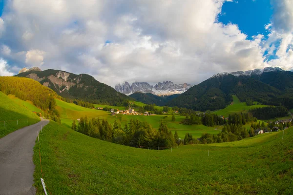 Chiesa Santa Maddalena Templom Kirche Magdalena Val Funes Dolomitok Völgyében — Stock Fotó