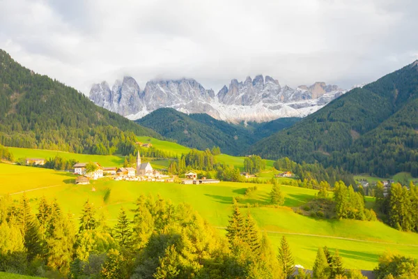 Chiesa Santa Maddalena Church Kirche Magdalena Val Funes Valley Dolomites — Stockfoto