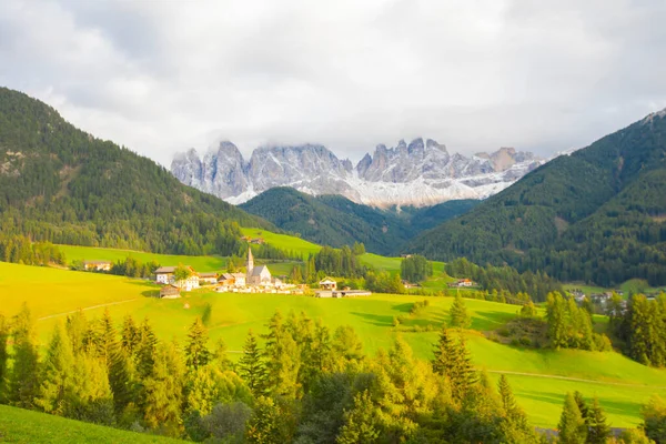 Chiesa Santa Maddalena Church Kirche Magdalena Val Funes Valley Dolomites — 图库照片