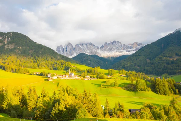 Santa Maddalena Kilisesi Kirche Magdalena Val Funes Vadisi Dolomiti Dağı — Stok fotoğraf