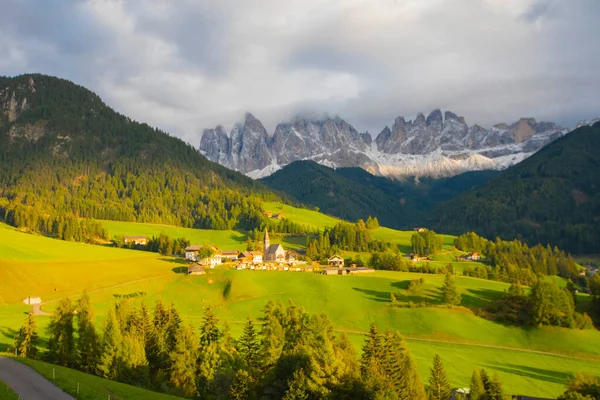 Chiesa Santa Maddalena Church Kirche Magdalena Val Funes Valley Dolomites — Stock Fotó