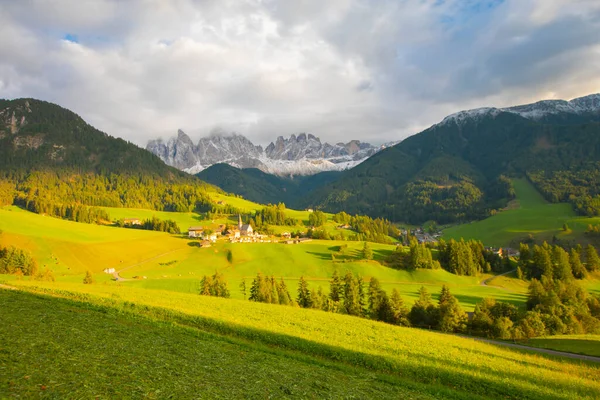 Santa Maddalena Kilisesi Kirche Magdalena Val Funes Vadisi Dolomiti Dağı — Stok fotoğraf