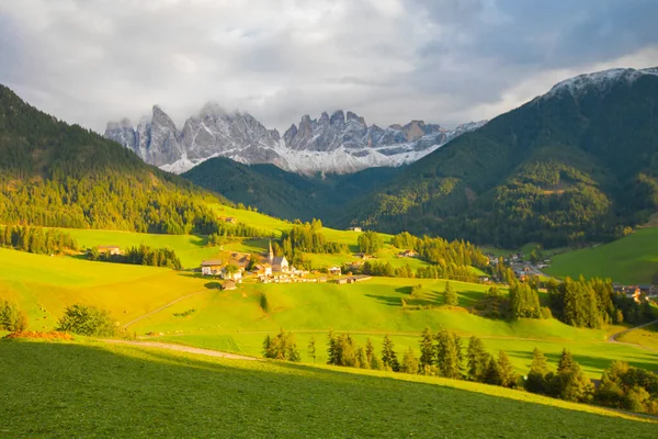 Chiesa Santa Maddalena Church Kirche Magdalena Val Funes Valley Dolomites — Foto de Stock