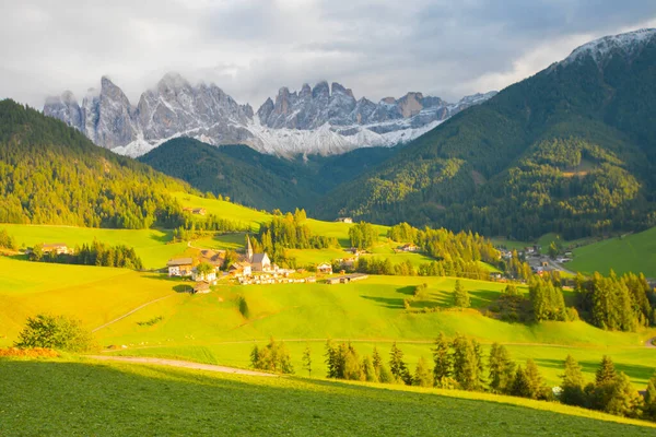 Chiesa Santa Maddalena Church Kirche Magdalena Val Funes Valley Dolomites — Stockfoto