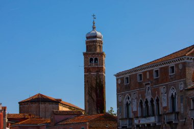 Burano adasının renkli evleri. İtalya 'nın Venedik Bölgesi' nde, Venedik Eyaleti 'nde balıkçı tekneleri ve taş köprüsü olan dar su kanalının fondamenta dolgusu üzerinde çok renkli binalar. Burano kartpostalı