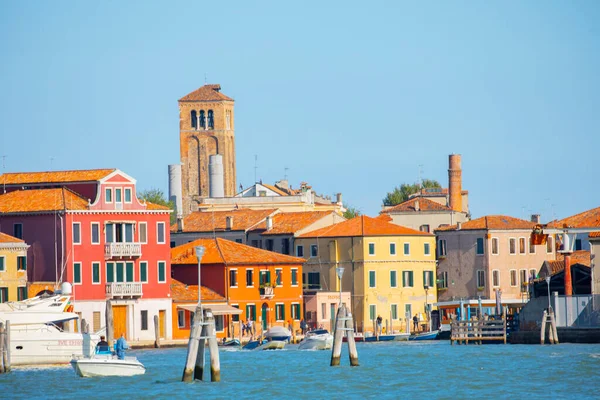 Casas Coloridas Ilha Burano Edifícios Multicoloridos Aterro Fondamenta Canal Água — Fotografia de Stock