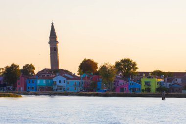 Burano adasının renkli evleri. İtalya 'nın Venedik Bölgesi' nde, Venedik Eyaleti 'nde balıkçı tekneleri ve taş köprüsü olan dar su kanalının fondamenta dolgusu üzerinde çok renkli binalar. Burano kartpostalı