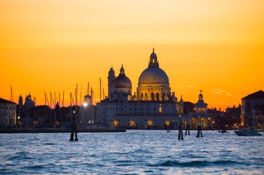 Büyük Kanal ve Basilica Santa Maria Della Salute ile Venedik ufuk çizgisinin çarpıcı manzarası dramatik bir gündoğumu sırasında. Fotoğraf Ponte Dell Accademia 'dan..