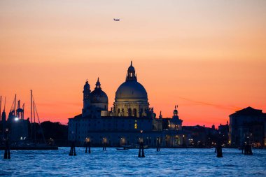Büyük Kanal ve Basilica Santa Maria Della Salute ile Venedik ufuk çizgisinin çarpıcı manzarası dramatik bir gündoğumu sırasında. Fotoğraf Ponte Dell Accademia 'dan..
