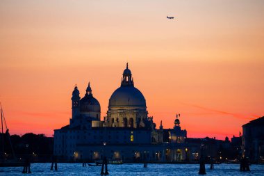 Büyük Kanal ve Basilica Santa Maria Della Salute ile Venedik ufuk çizgisinin çarpıcı manzarası dramatik bir gündoğumu sırasında. Fotoğraf Ponte Dell Accademia 'dan..