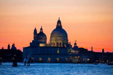 Büyük Kanal ve Basilica Santa Maria Della Salute ile Venedik ufuk çizgisinin çarpıcı manzarası dramatik bir gündoğumu sırasında. Fotoğraf Ponte Dell Accademia 'dan..