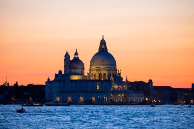 Büyük Kanal ve Basilica Santa Maria Della Salute ile Venedik ufuk çizgisinin çarpıcı manzarası dramatik bir gündoğumu sırasında. Fotoğraf Ponte Dell Accademia 'dan..