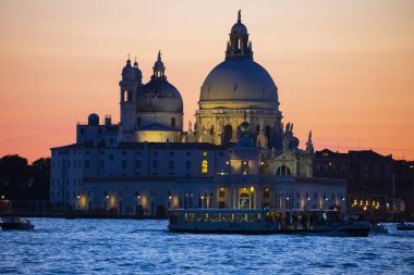 Büyük Kanal ve Basilica Santa Maria Della Salute ile Venedik ufuk çizgisinin çarpıcı manzarası dramatik bir gündoğumu sırasında. Fotoğraf Ponte Dell Accademia 'dan..
