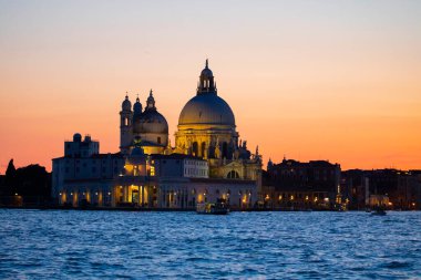 Büyük Kanal ve Basilica Santa Maria Della Salute ile Venedik ufuk çizgisinin çarpıcı manzarası dramatik bir gündoğumu sırasında. Fotoğraf Ponte Dell Accademia 'dan..