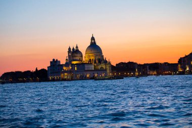 Büyük Kanal ve Basilica Santa Maria Della Salute ile Venedik ufuk çizgisinin çarpıcı manzarası dramatik bir gündoğumu sırasında. Fotoğraf Ponte Dell Accademia 'dan..