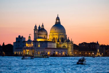 Büyük Kanal ve Basilica Santa Maria Della Salute ile Venedik ufuk çizgisinin çarpıcı manzarası dramatik bir gündoğumu sırasında. Fotoğraf Ponte Dell Accademia 'dan..