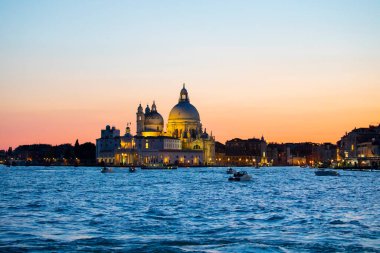 Büyük Kanal ve Basilica Santa Maria Della Salute ile Venedik ufuk çizgisinin çarpıcı manzarası dramatik bir gündoğumu sırasında. Fotoğraf Ponte Dell Accademia 'dan..