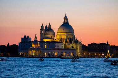 Büyük Kanal ve Basilica Santa Maria Della Salute ile Venedik ufuk çizgisinin çarpıcı manzarası dramatik bir gündoğumu sırasında. Fotoğraf Ponte Dell Accademia 'dan..
