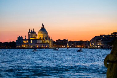 Büyük Kanal ve Basilica Santa Maria Della Salute ile Venedik ufuk çizgisinin çarpıcı manzarası dramatik bir gündoğumu sırasında. Fotoğraf Ponte Dell Accademia 'dan..