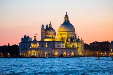Büyük Kanal ve Basilica Santa Maria Della Salute ile Venedik ufuk çizgisinin çarpıcı manzarası dramatik bir gündoğumu sırasında. Fotoğraf Ponte Dell Accademia 'dan..