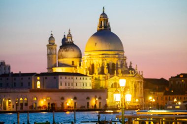 Büyük Kanal ve Basilica Santa Maria Della Salute ile Venedik ufuk çizgisinin çarpıcı manzarası dramatik bir gündoğumu sırasında. Fotoğraf Ponte Dell Accademia 'dan..