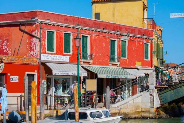 Case Colorate Dell Isola Burano Edifici Multicolori Argine Fondamenta Stretto — Foto Stock