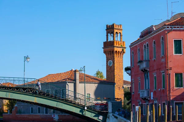 ブラノ島のカラフルな家 漁船や石の橋 ヴェネツィア州 ヴェネト州 イタリアと狭い水路のフォンダメンタ堤防上の多色の建物 ブラーノ島はがき — ストック写真
