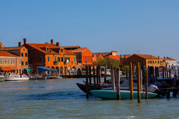 Casas Coloridas Ilha Burano Edifícios Multicoloridos Aterro Fondamenta Canal Água — Fotografia de Stock