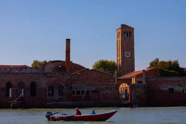 ブラノ島のカラフルな家 漁船や石の橋 ヴェネツィア州 ヴェネト州 イタリアと狭い水路のフォンダメンタ堤防上の多色の建物 ブラーノ島はがき — ストック写真