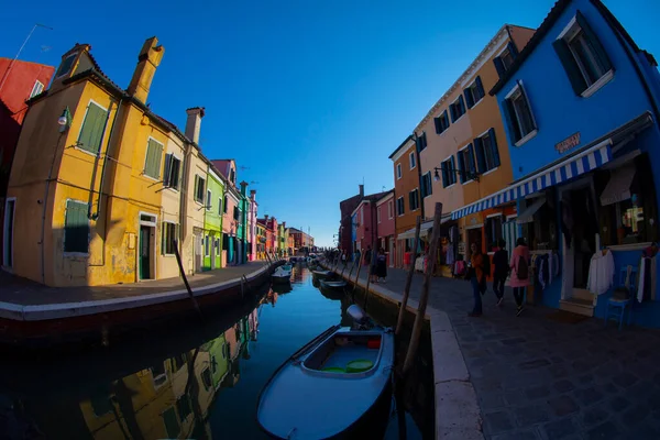 Casas Coloridas Ilha Burano Edifícios Multicoloridos Aterro Fondamenta Canal Água — Fotografia de Stock