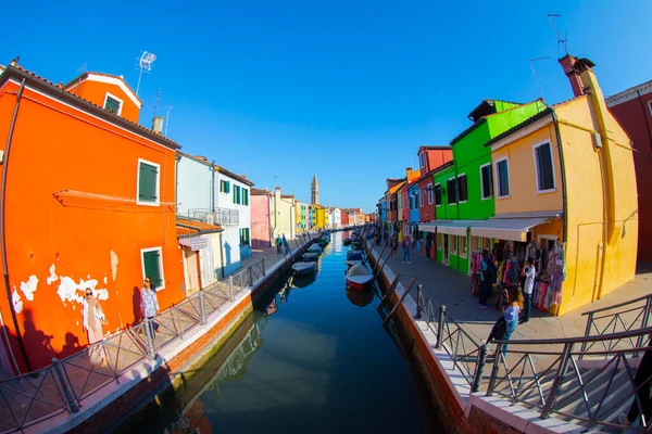 가옥들 이탈리아 베니스 베네토 지역의 수로에 색깔을 건물들이 어선과 석교를 — 스톡 사진