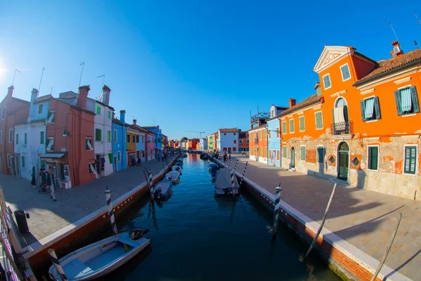 가옥들 이탈리아 베니스 베네토 지역의 수로에 색깔을 건물들이 어선과 석교를 — 스톡 사진