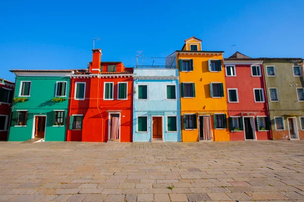 布尔诺岛上五彩缤纷的房子 意大利威尼斯地区威尼斯省用渔船和石桥在狭窄的水渠堤岸上建造了五彩斑斓的建筑 Burano明信片 — 图库照片