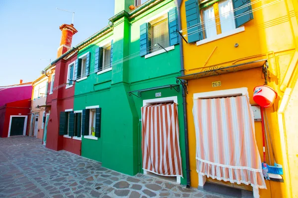 Casas Coloridas Ilha Burano Edifícios Multicoloridos Aterro Fondamenta Canal Água — Fotografia de Stock