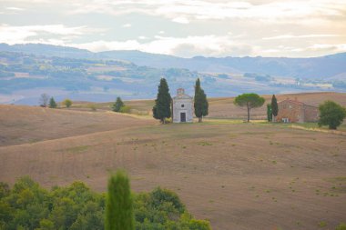 Madonna di Vitaleta, San Quirico d'Orcia, İtalya küçük bir şapel ile gündoğumu Tuscany manzaraya