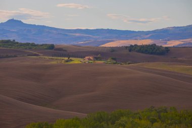 Madonna di Vitaleta, San Quirico d'Orcia, İtalya küçük bir şapel ile gündoğumu Tuscany manzaraya