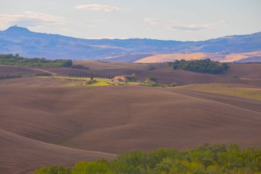 Madonna di Vitaleta, San Quirico d'Orcia, İtalya küçük bir şapel ile gündoğumu Tuscany manzaraya