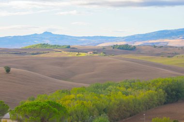 Madonna di Vitaleta, San Quirico d'Orcia, İtalya küçük bir şapel ile gündoğumu Tuscany manzaraya