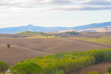 Madonna di Vitaleta, San Quirico d'Orcia, İtalya küçük bir şapel ile gündoğumu Tuscany manzaraya